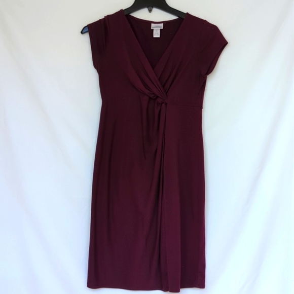 Motherhood Maternity Dresses & Skirts - MOTHERHOOD MATERNITY | V-neck Dress in Burgundy/Maroon Size S
